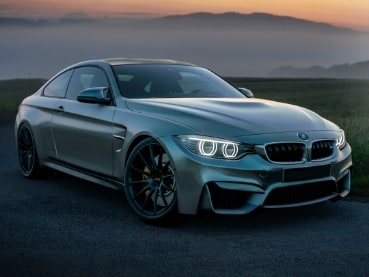 グレーのスポーツカー