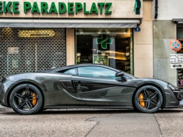 ブラックのスポーツカー