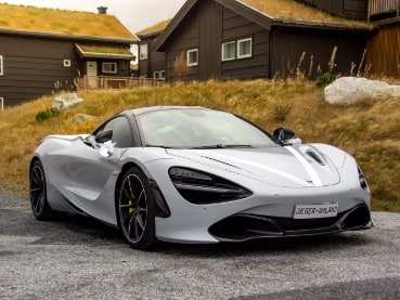 ホワイトのスポーツカー