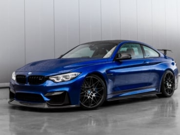 ブルーのスポーツカー